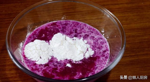 教你用火龙果做一道甜点,做法简单易学,不用烤箱,还特别省事