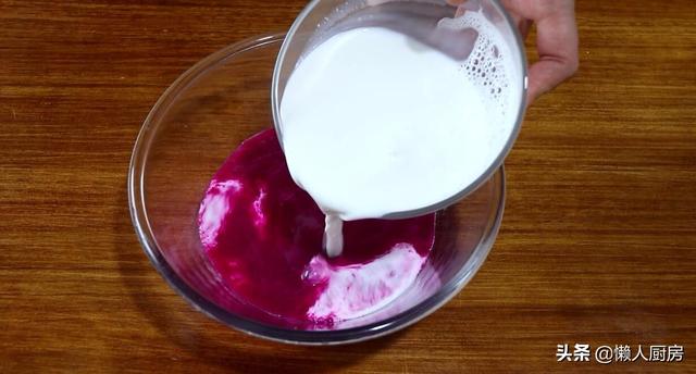 教你用火龙果做一道甜点,做法简单易学,不用烤箱,还特别省事