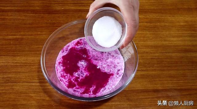 教你用火龙果做一道甜点,做法简单易学,不用烤箱,还特别省事