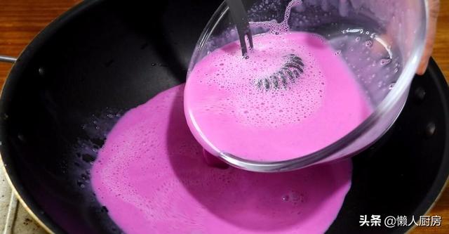 教你用火龙果做一道甜点,做法简单易学,不用烤箱,还特别省事