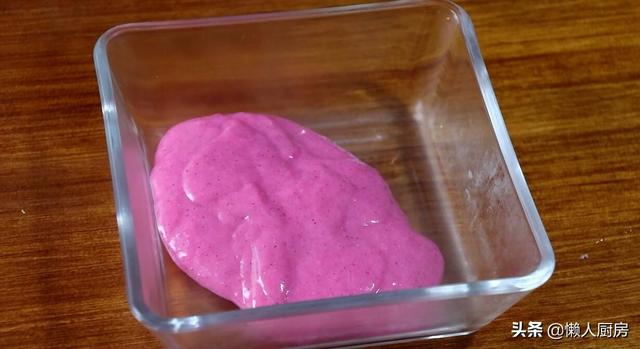 教你用火龙果做一道甜点,做法简单易学,不用烤箱,还特别省事