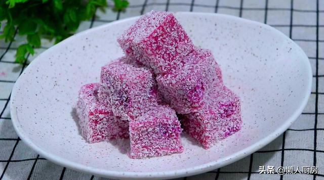 教你用火龙果做一道甜点,做法简单易学,不用烤箱,还特别省事
