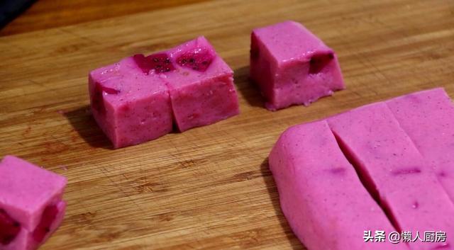 教你用火龙果做一道甜点,做法简单易学,不用烤箱,还特别省事