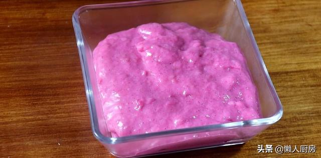 教你用火龙果做一道甜点,做法简单易学,不用烤箱,还特别省事