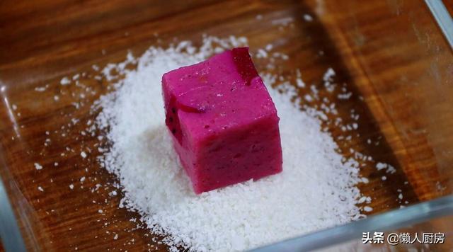 教你用火龙果做一道甜点,做法简单易学,不用烤箱,还特别省事