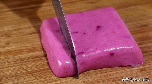 教你用火龙果做一道甜点,做法简单易学,不用烤箱,还特别省事