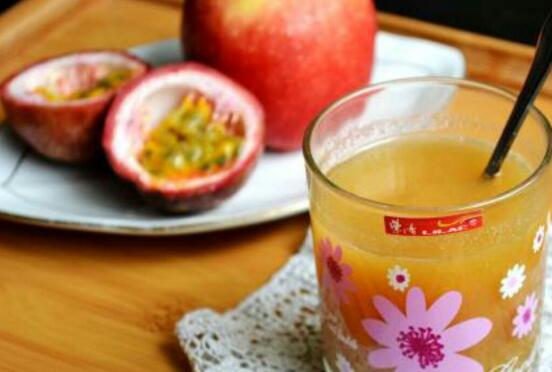 百香果和苹果一块榨汁营养好，美容养颜又提高免疫力
