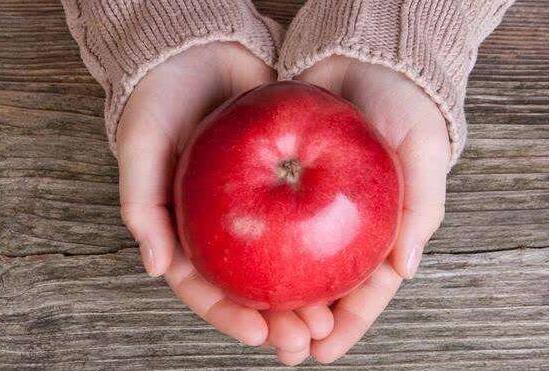百香果和苹果一块榨汁营养好，美容养颜又提高免疫力