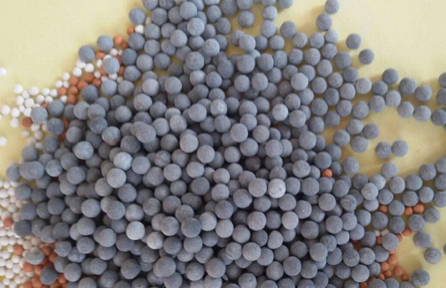 盆栽绿植表层上铺什么相当好？