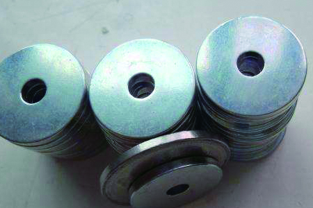 君子兰用什么水浇最好，多长浇一次水？