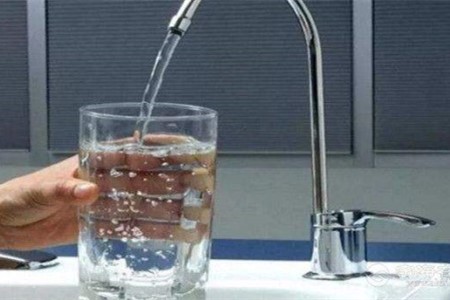 君子兰用什么水浇最好，多长浇一次水？