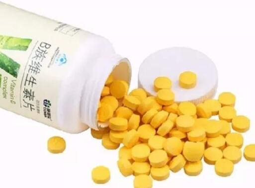 家家基本都有的“小药片”，碾碎兑水来浇花，嗖嗖长个不黄叶！