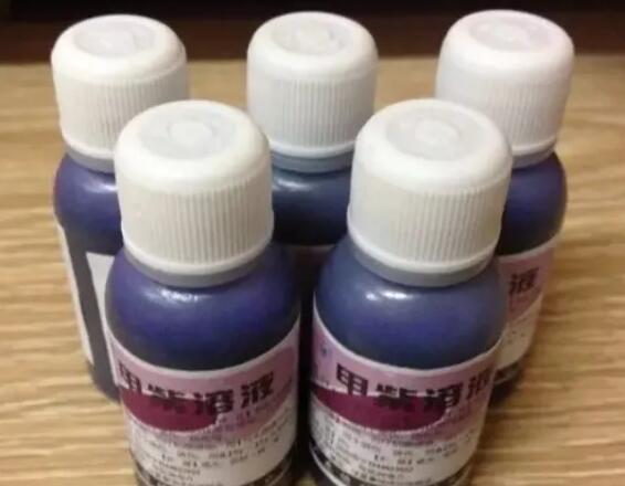 家家基本都有的“小药片”，碾碎兑水来浇花，嗖嗖长个不黄叶！