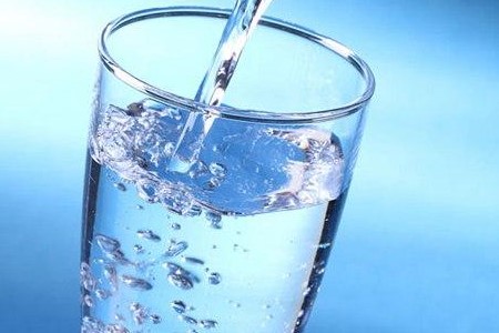 绿萝叶子下垂能浇水吗