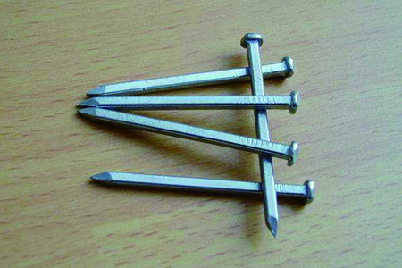 富贵竹瓶里能放石头吗，放铁钉是为什么