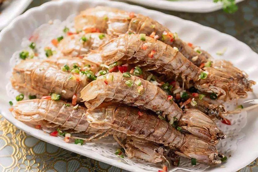 皮皮虾：喜欢在沙滩打洞，一身是壳没多少肉，却成网红美食50元一斤不够吃