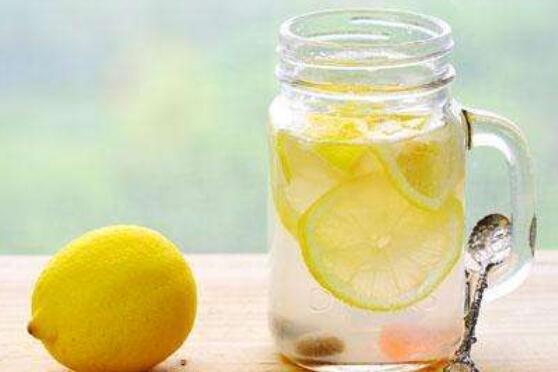 喝柠檬水的禁忌 哪类人不适宜喝柠檬片泡水