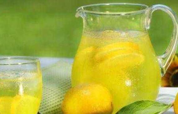 喝柠檬水的禁忌 哪类人不适宜喝柠檬片泡水