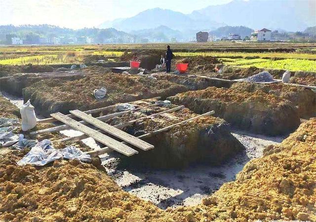 农村村民，可以占用承包地，修建房屋吗？