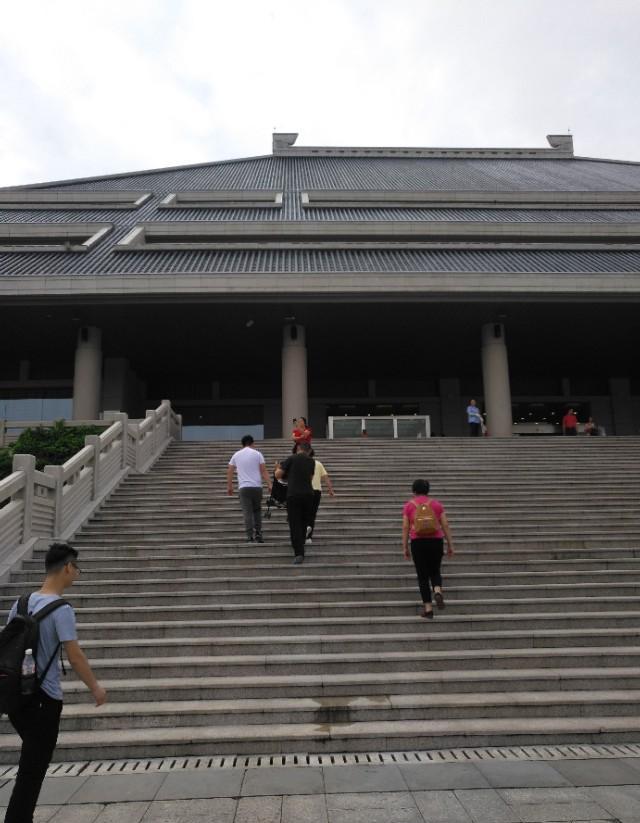 父母户口迁回农村孩子上学怎么办？