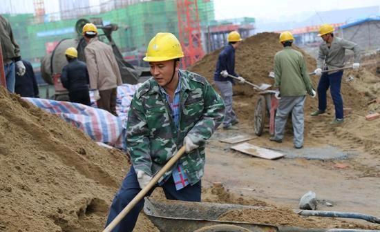 村头卡口解封了，有些农民工却不走了，为啥？