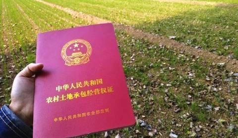 户口从农村迁入县城后，集体是否可以收回承包土地？