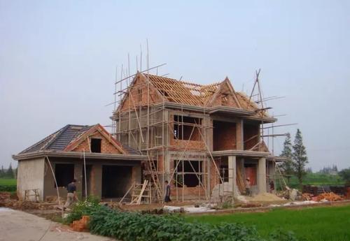 一方出地，一方出资，修建好的房屋产权应该归谁所有？为什么？