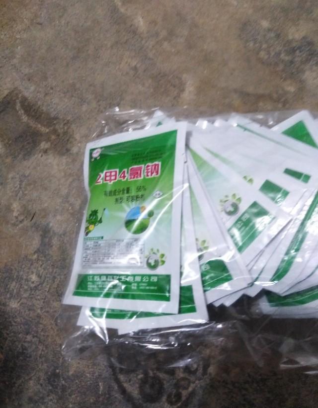 老农在除草时，为什么要往除草剂里添加尿素？