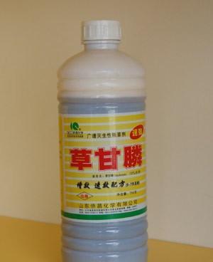 老农在除草时，为什么要往除草剂里添加尿素？