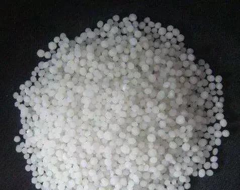 老农在除草时，为什么要往除草剂里添加尿素？