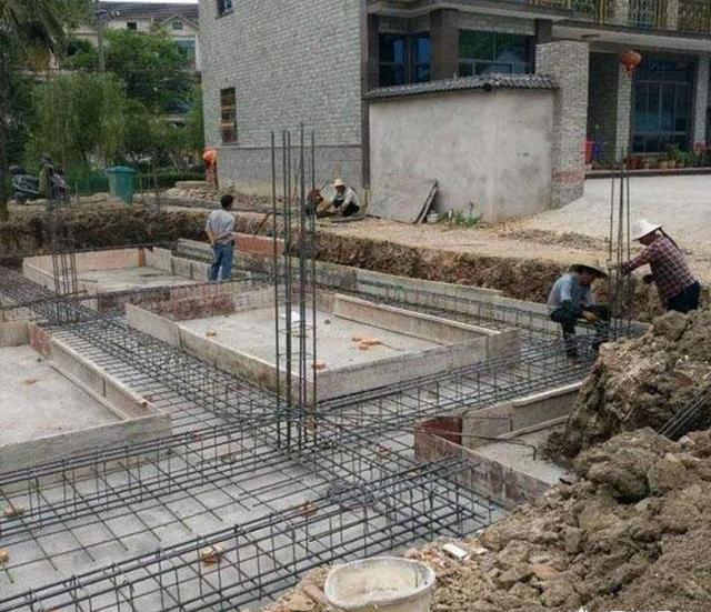 邻居将根基建造自家宅基地下，其行为是否侵权？