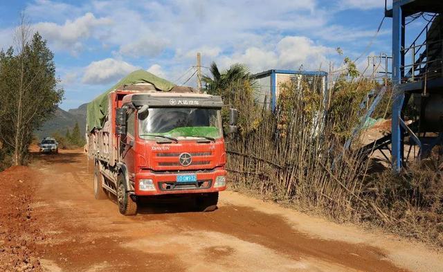 大型运输车辆经过村道，村民有权阻止通行吗？