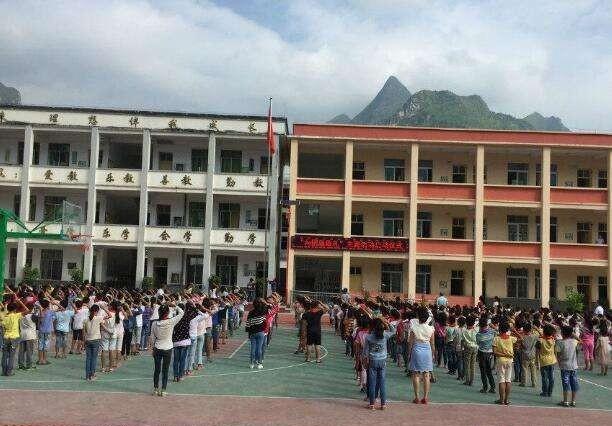 为什么一些农村、乡镇学校的学生比以前少很多？