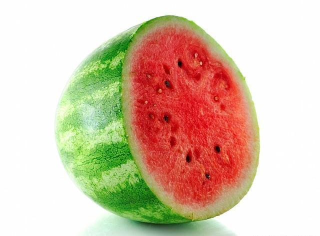 夏天来啦，西瓜是防暑降温的好水果，怎么挑到又甜又熟的西瓜？