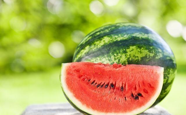 夏天来啦，西瓜是防暑降温的好水果，怎么挑到又甜又熟的西瓜？