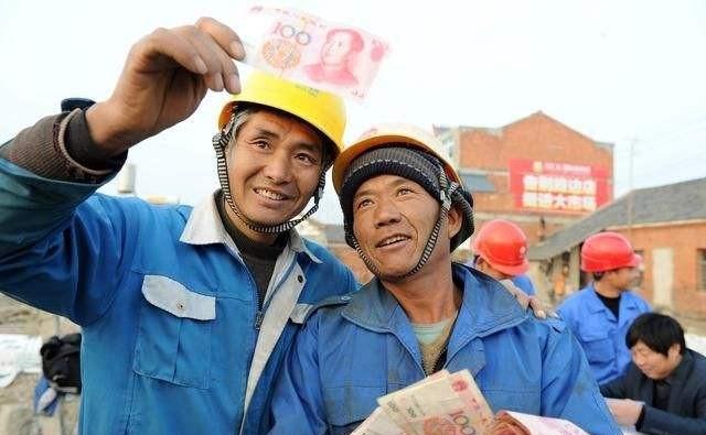 炎炎夏日，烈日高温，为什么还有那么多农民工依然按点上班？