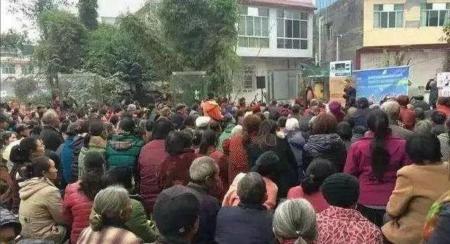 化肥销售季节，忽悠团每年都来以次充好，骗农民上当，怎么办？