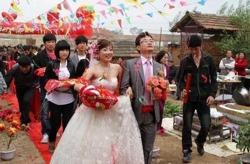 现在农村青年结婚，男方一般给女方多少彩礼？