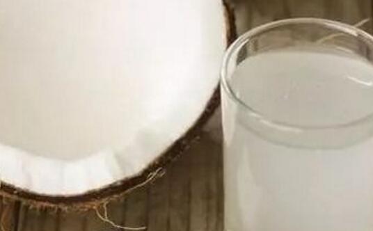 女人喝椰子水的功效与坏处