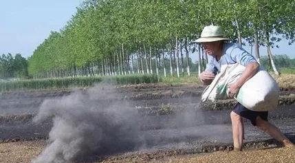 草木灰兑水喷施在作物上面有什么好处？