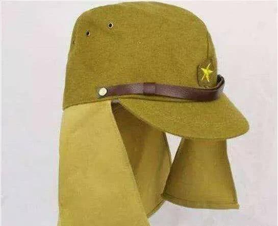 二战时日军帽子下为什么挂几片布？挡风吗？