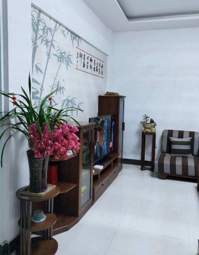 花店卖花在盆底垫泡沫是为什么？