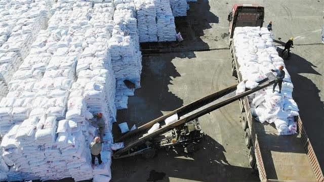 比去年一亩多100多元，肥料涨到这个价格，是买还是不买？