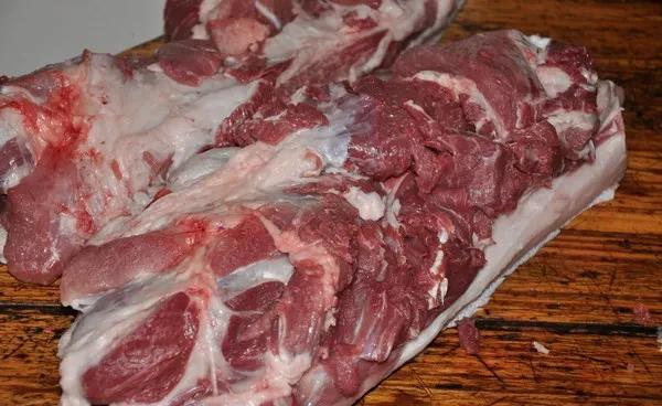 现在生猪价格连续下跌，过年猪肉价格会回到10元吗？