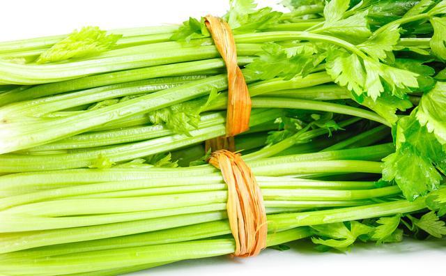 芹菜怎样喷施碳铵肥料？
