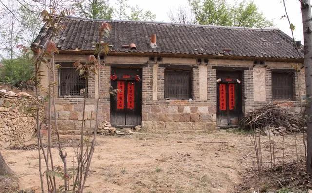 外嫁后户口农转非，父母不在了，现在能回娘家盖房子养老吗？