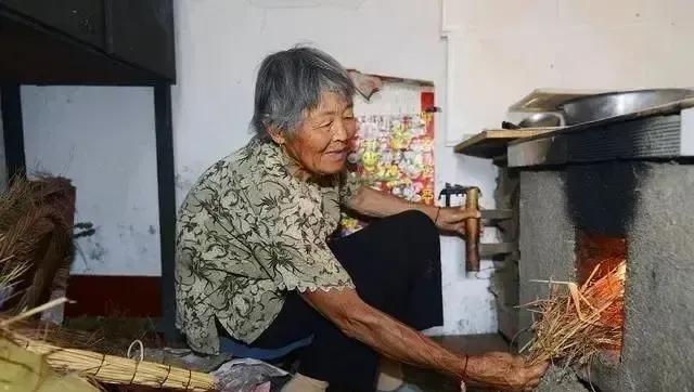 你怎么看农村使用柴火灶的问题？